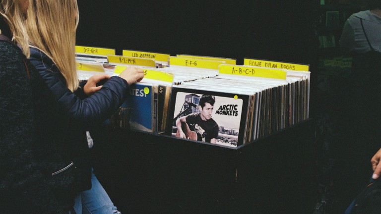 Indie Sleaze: la tendencia en el mundo estético que combina moda y música