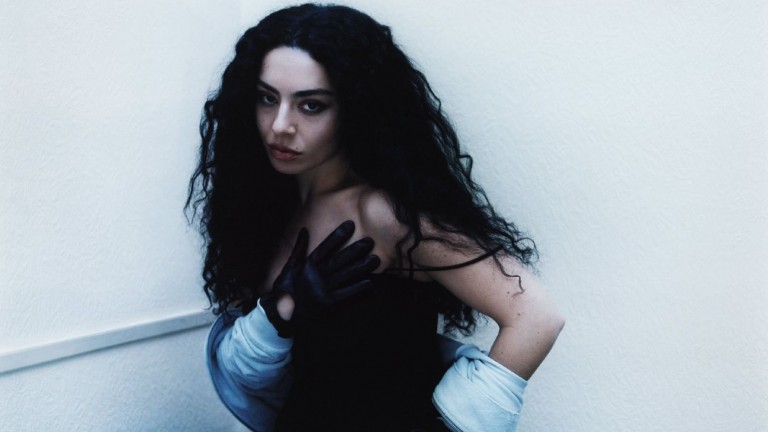 Charli xcx relanzó "Brat" con invitados de alto nivel