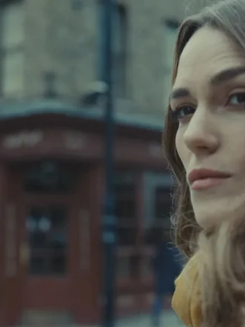 Por qué la serie británica con Keira Knightley es lo más visto de Netflix