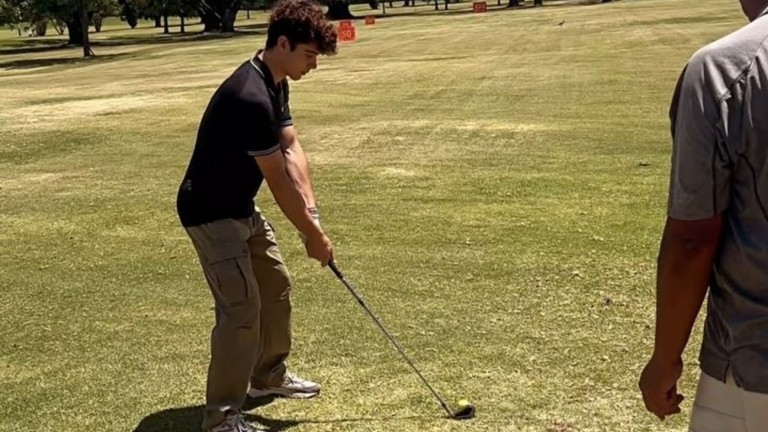 Colapinto estuvo jugando al golf en la Argentina