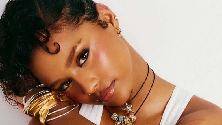 Pandora lanza su campaña Summer 2025 con Tyla: joyas inspiradas en el sol, el mar y la libertad